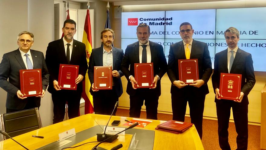 El consejero junto a los representates de los municipios participantes