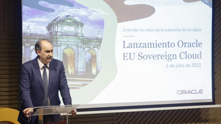 El Consejero de Digitalización ha participado en la presentación de la Nube Soberana de la compañía Oracle El consejero interviniendo en el atril