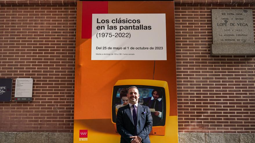 El consejero de Cultura ha visitado la exposición Los clásicos en las pantallas