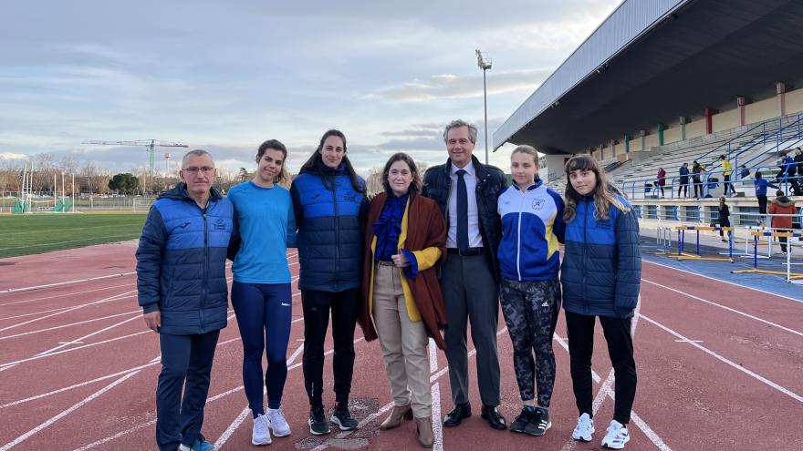 La consejera junto a algunos deportistas