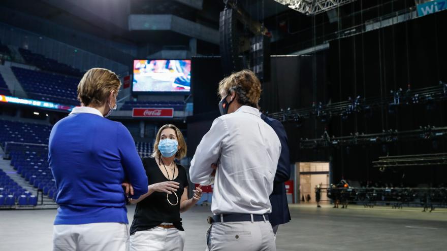 Marta Rivera hablando con otras personas que se encuentran de espaldas en la pista principal