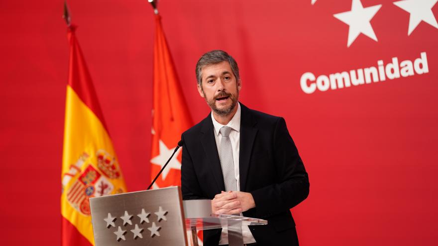 El consejero interviniendo en el atril durante la rueda de prensa