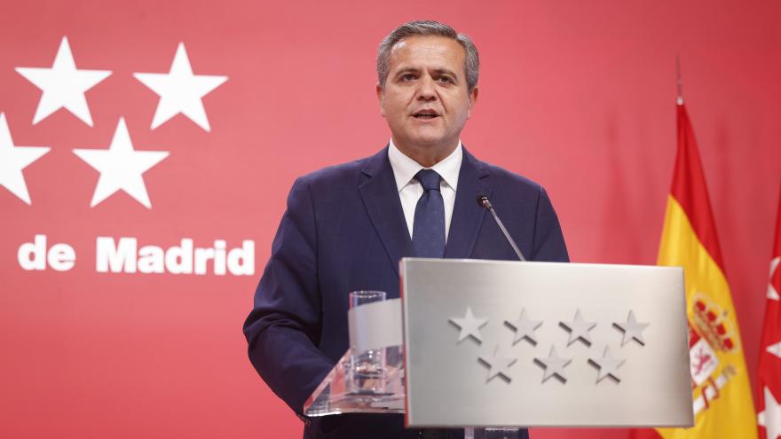 Primer plano del consejero Jorge Rodrigo interviniendo en el atril