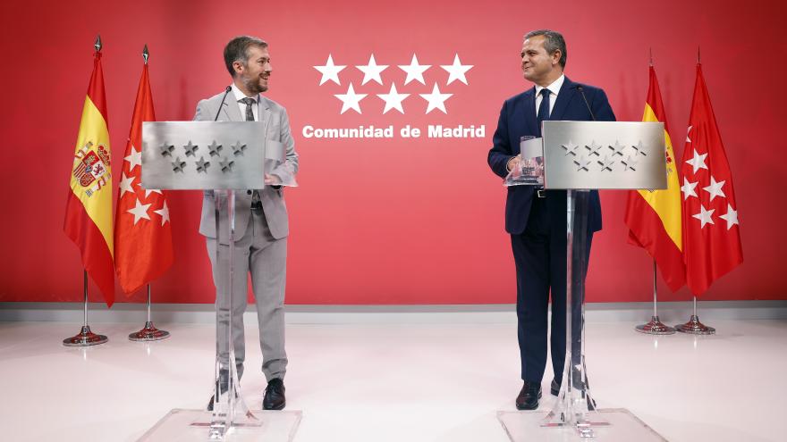 Ambos consejeros en los atriles durante la rueda de prensa