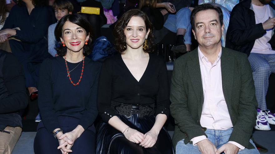 Isabel Díaz Ayuso en el desfile de Yvan Andreu en la MBFWMadrid 1