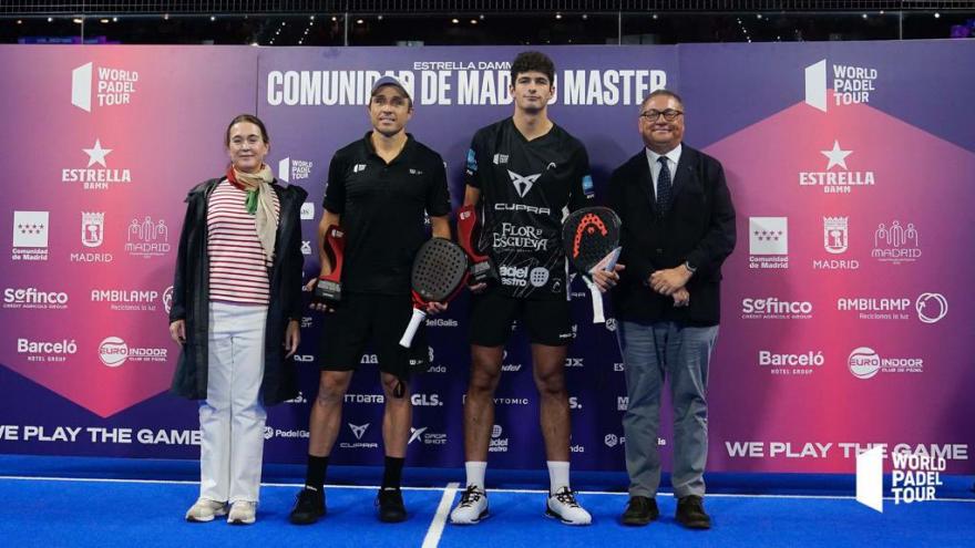 Marta Rivera de la Cruz junto a los campeones del torneo de pádel Estrella Damm Comunidad de Madrid Master 2022