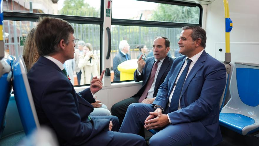 El consejero Jorge Rodrigo durante la inauguración del carril bus de la Avenida de Burgos de la capital
