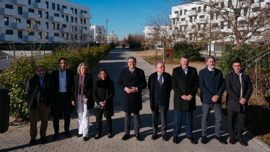 El consejero Jorge Rodrigo durante la entrega de nuevas viviendas del Plan Vive en Getafe