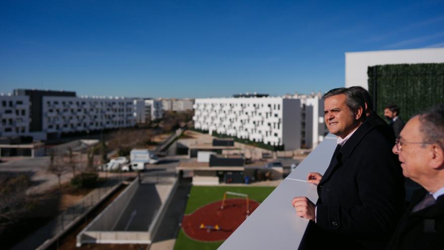 El consejero Jorge Rodrigo durante la entrega de nuevas viviendas del Plan Vive en Getafe