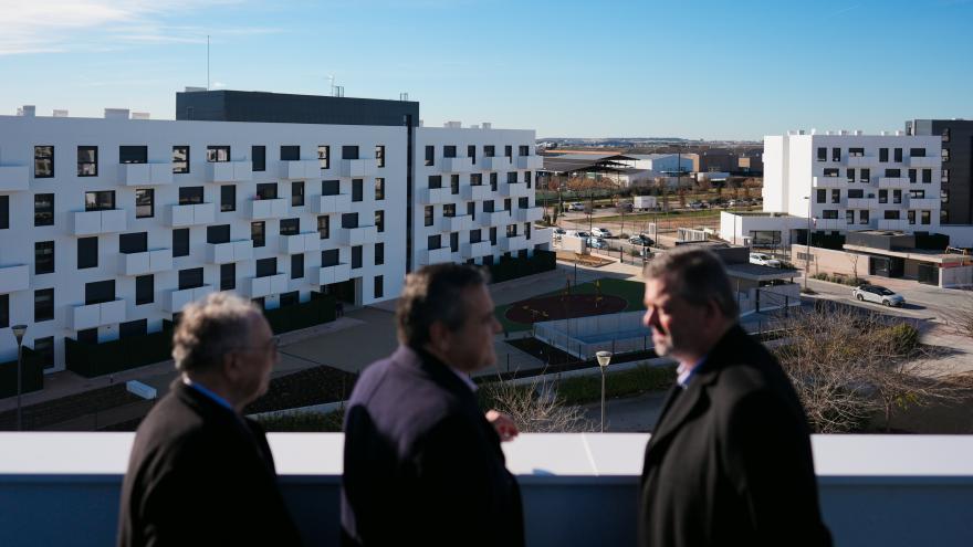 El consejero Jorge Rodrigo durante la entrega de nuevas viviendas del Plan Vive en Getafe