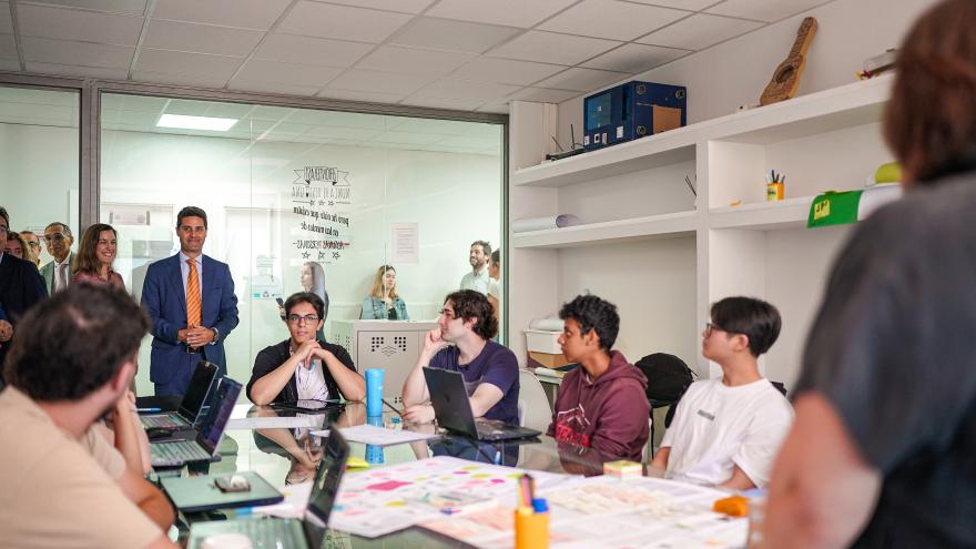 El consejero Emilio Viciana durante su visita al Instituto Luis Vives de Leganés