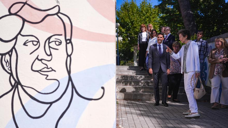 El consejero Emilio Viciana durante la visita al Instituto Isabel la Católica de la capital