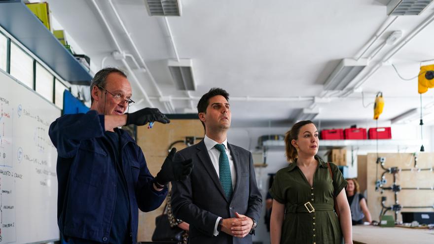 El consejero Emilio Viciana durante su visitaa la Unidad de Formación e Inserción Laboral de Sierra Palomeras de Moratalaz