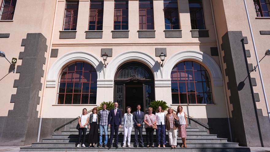 El consejero Emilio Viciana durante la visita al Instituto Isabel la Católica de la capital