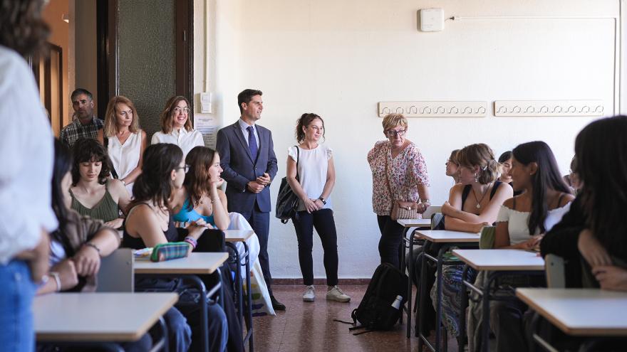 El consejero Emilio Viciana durante la visita al Instituto Isabel la Católica de la capital