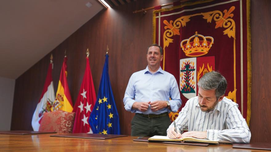 García Martín signs in the Tielmes town hall