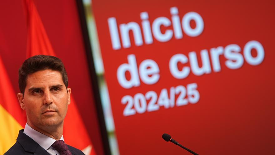El consejero Emilio Viciana atiende a los medios de comunicación desde la Real Casa de Correos