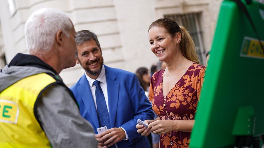 Los consejeros Miguel Ángel García Martín y Ana Dávila con el cupón de la ONCE dedicado al aniversario del Estatuto de Autonomía