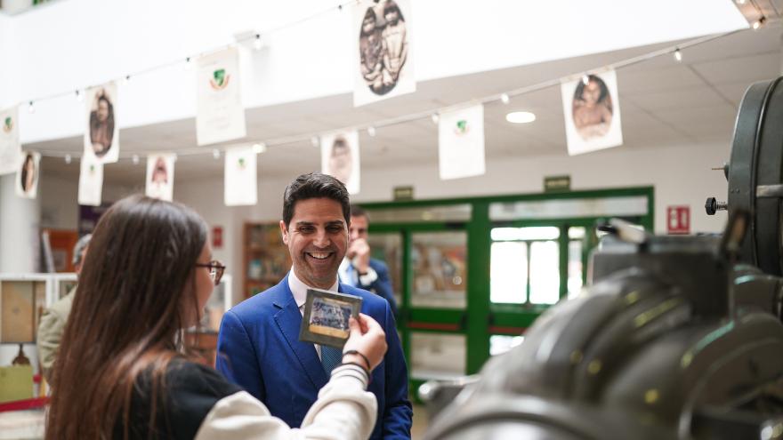El consejero Emilio Viciana durante su visita al IES Carpe Diem