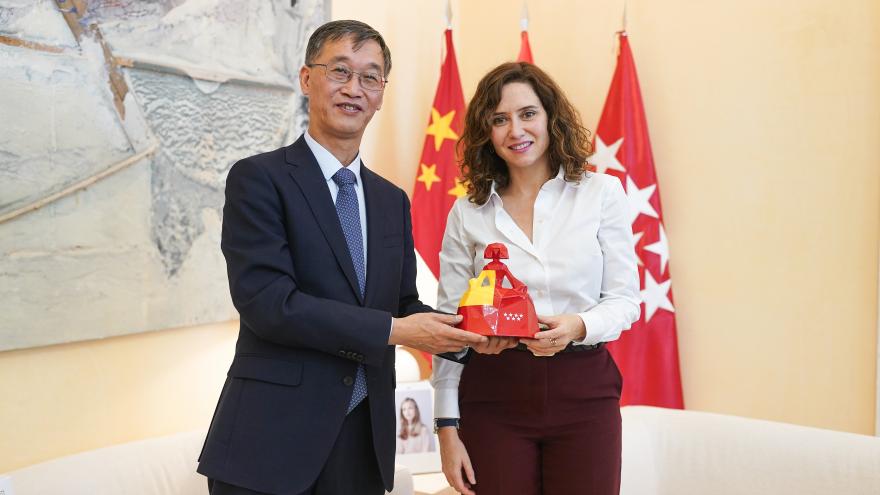 La presidenta Isabel Díaz Ayuso durante su encuentro con el embajador de la República Popular China en España