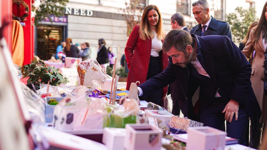 Los consejeros García, Novillo, Dávila y de Paco Serrano han visitado el mercadillo navideño en la Plaza de Pontejos