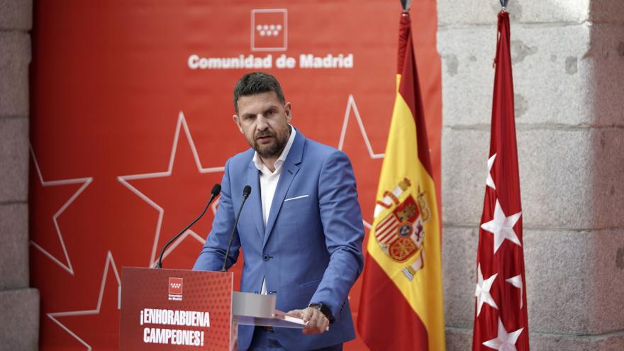 Roberto Núñez durante la recepción del CD Ilunion de baloncesto