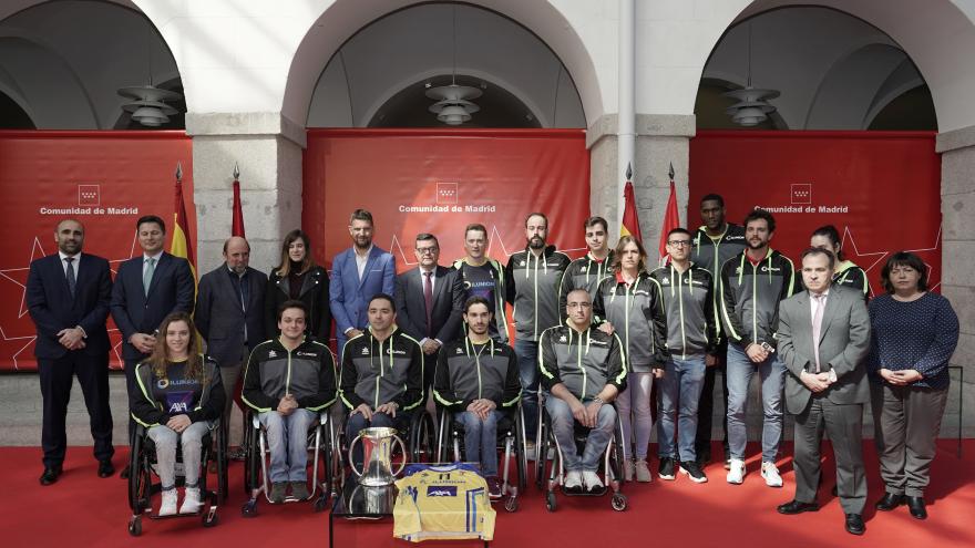 Roberto Núñez durante la recepción del CD Ilunion de baloncesto