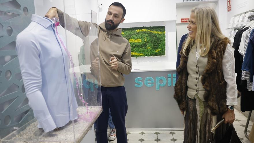 Rocío Albert en un momento de su visita la empresa textil SEPIIA