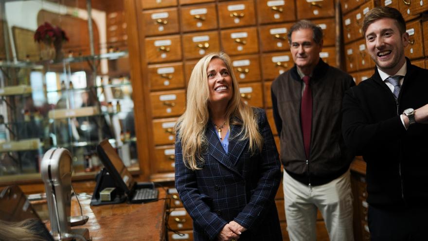 Rocío Albert en un momento de su visita a la centenaria droguería Manuel Riesgo