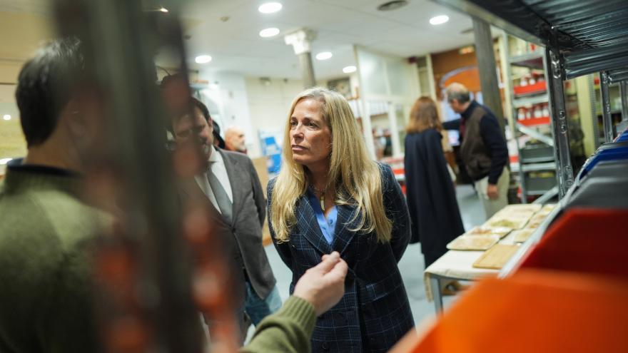 Rocío Albert en un momento de su visita a la centenaria droguería Manuel Riesgo
