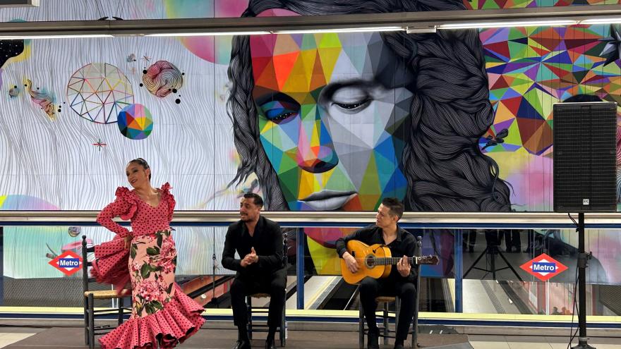 Cuadro flamenco actuando ante la ilustración de Paco de Lucía de la estación de Metro