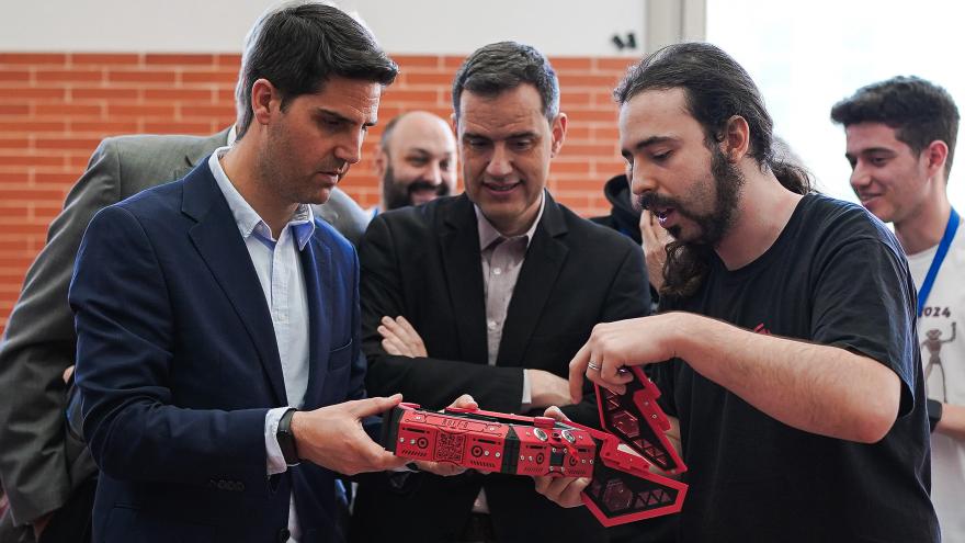 Emilio Viciana observa algunos de los proyectos de la competición de robótica Eurobot Spain