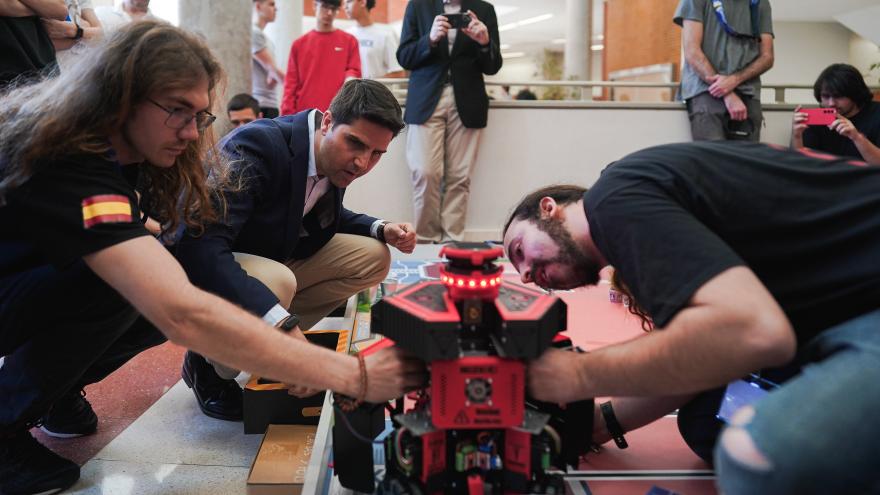 Emilio Viciana observa algunos de los proyectos de la competición de robótica Eurobot Spain