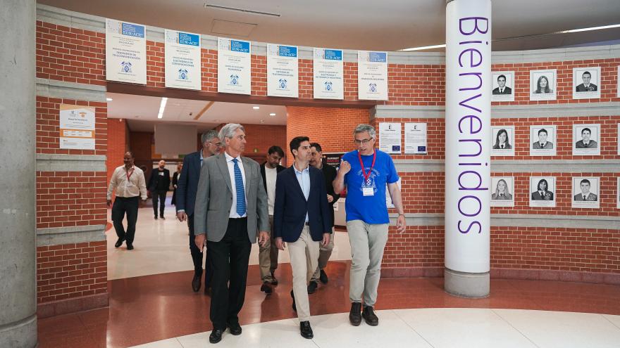 Emilio Viciana observa algunos de los proyectos de la competición de robótica Eurobot Spain