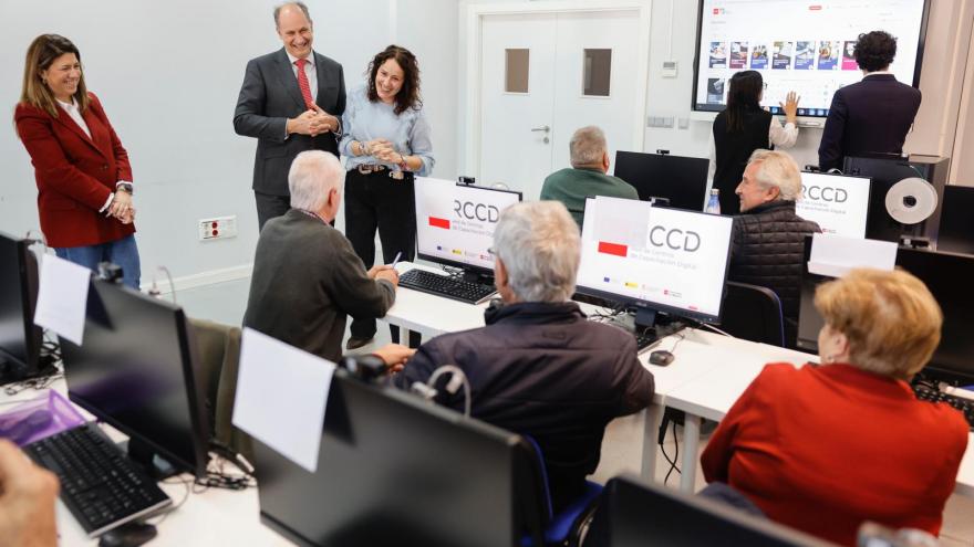 El consejero Miguel López-Valverde durante su visita al Centro de Capacitación Digital de San Sebastián de los Reyes