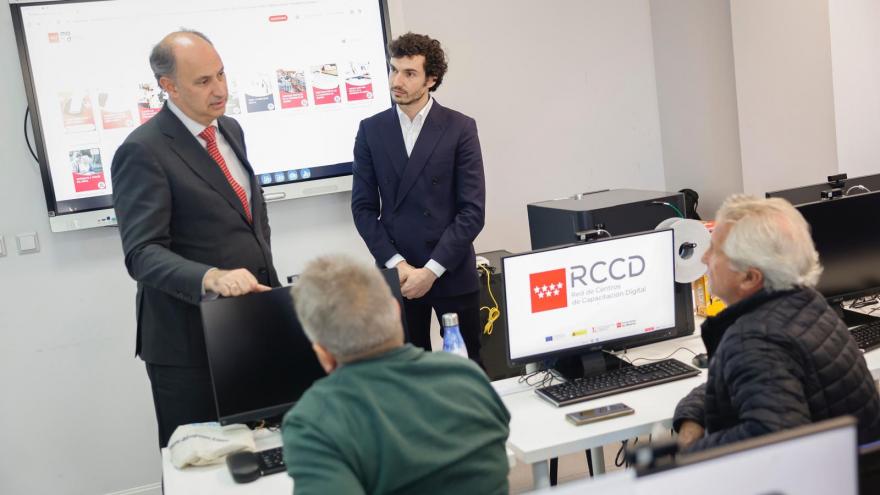 El consejero Miguel López-Valverde durante su visita al Centro de Capacitación Digital de San Sebastián de los Reyes