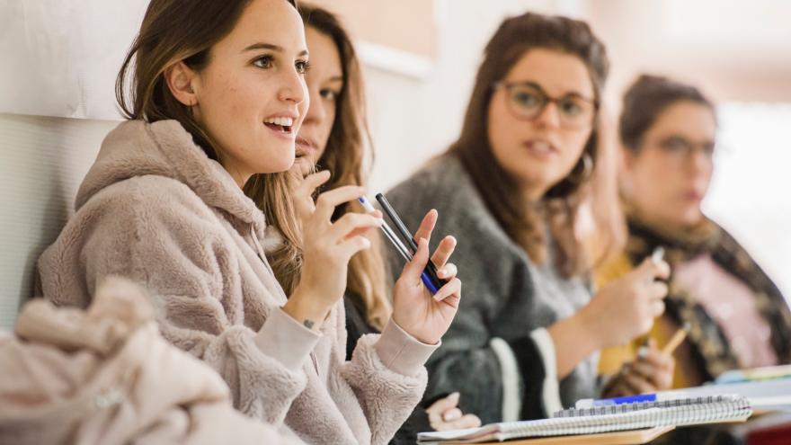 Joven interviniendo en un curso