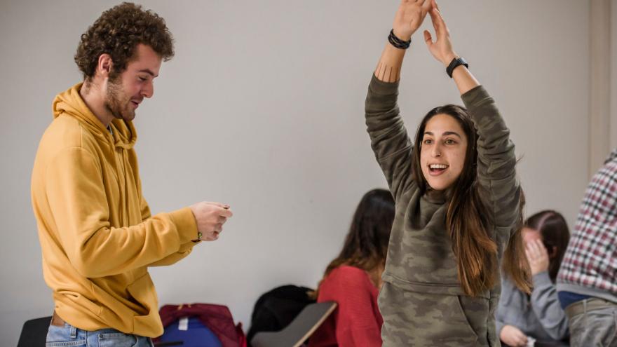 Dos jóvenes en un curso de la Escuela de Animación