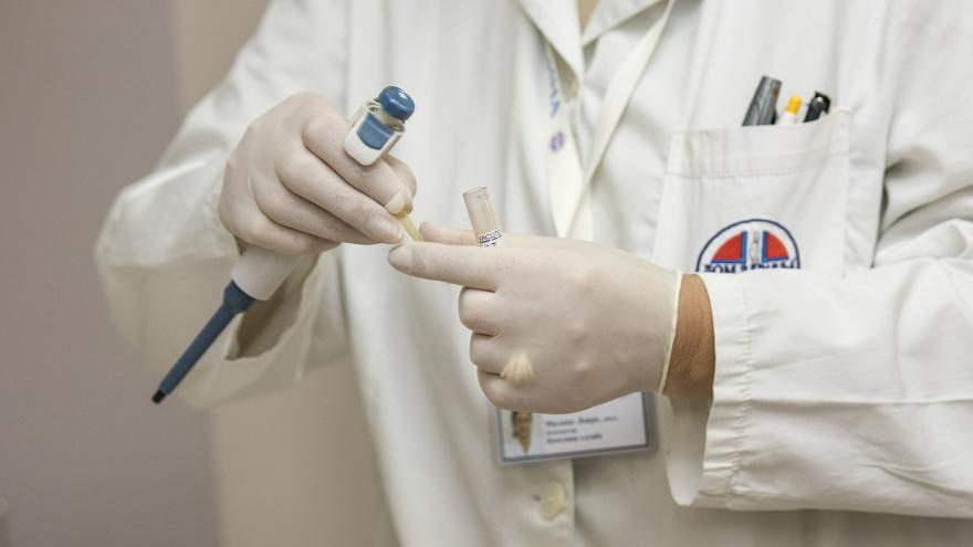 Autorización centros reproducción humana asistida Médico con instrumental laboratorio