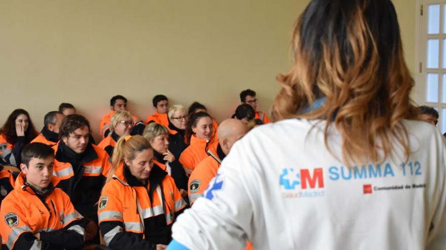 Voluntarios de protección civil en clase de primeros auxilios