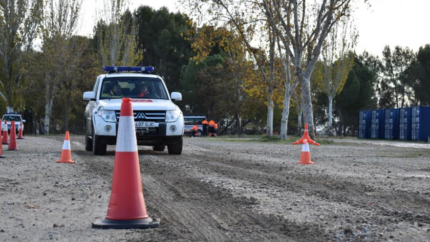 Voluntarios de protección civil practicando con todoterreno