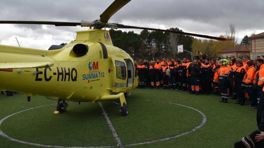 Prácticas de voluntarios de protección civil guiando aterrizaje de helicóptero