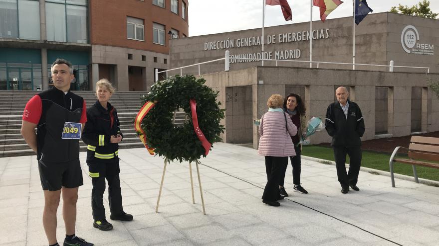 Carlos Novillo y Annika Coll ofrecen una corona en memoria de los bomberos caídos