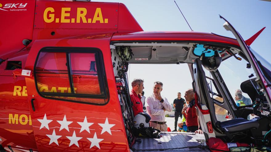 Carlos Novillo, junto a un helicóptero del GERA