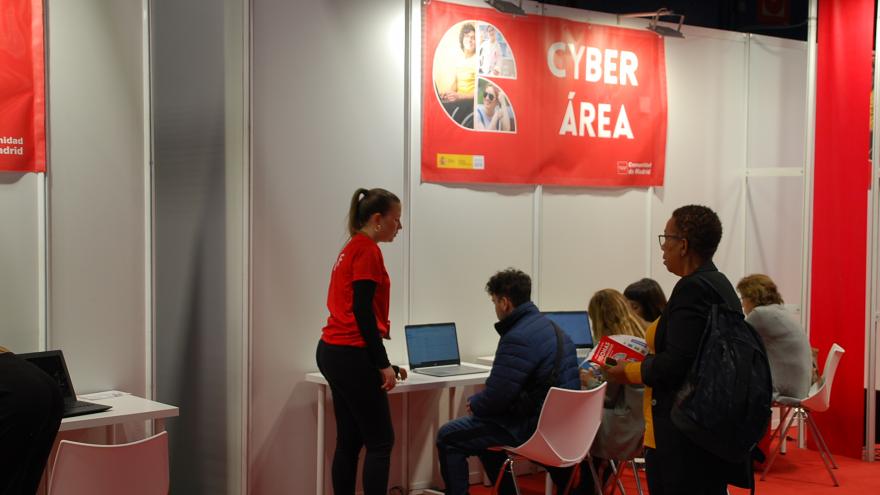 Visitantes realizando consultas en el Área Cyber