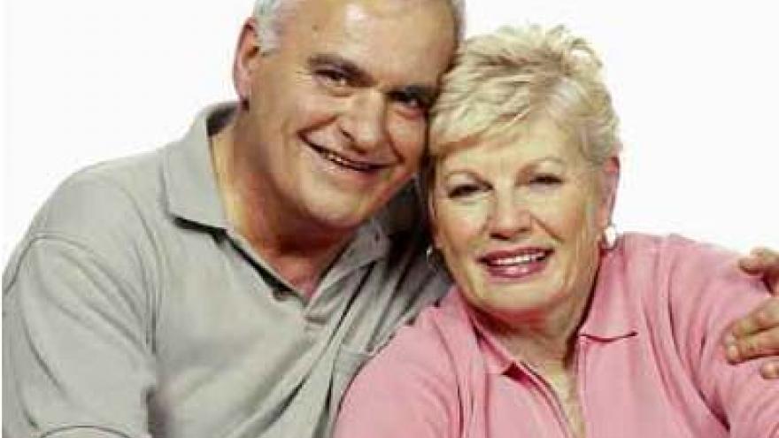 pareja de personas mayores sentadas sonriendo
