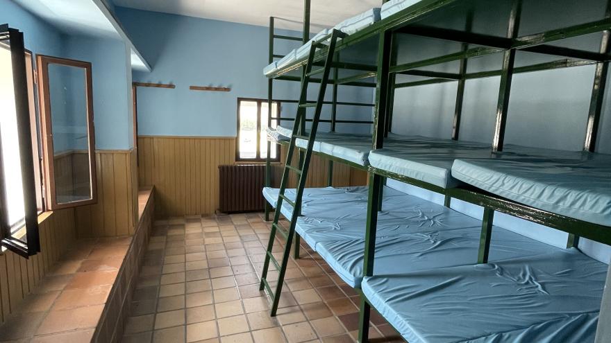 camas literas en habitación de refugio