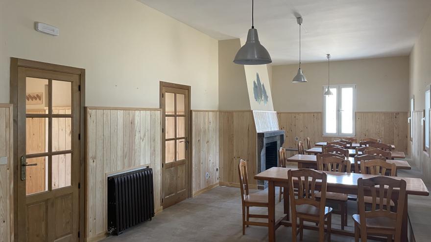 sillas y mesas del salon del refugio de la morcuera