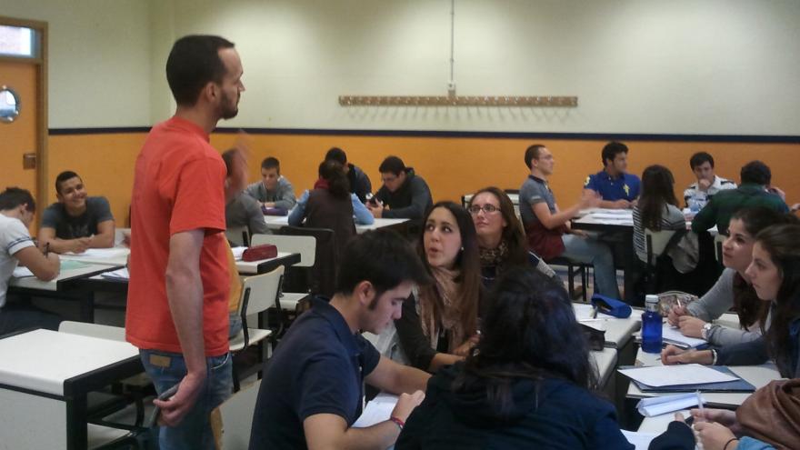 En un aula con un curso de monitor de tiempo libre