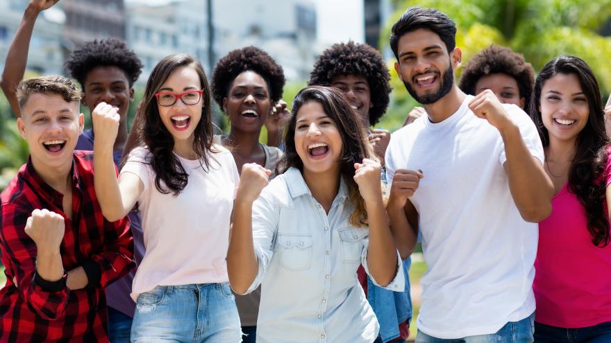 Jóvenes en actitud de victoria